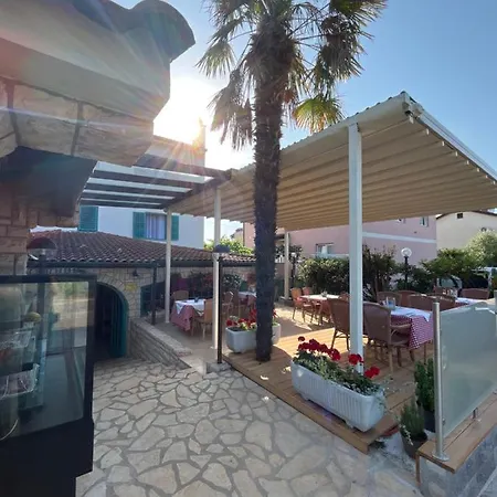 Apartment'S & Restorant Vili 公寓 乌马格