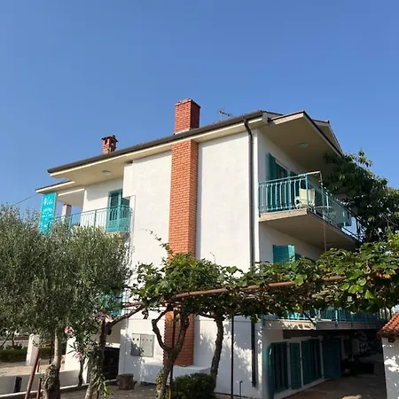 Apartment'S & Restorant Vili 乌马格